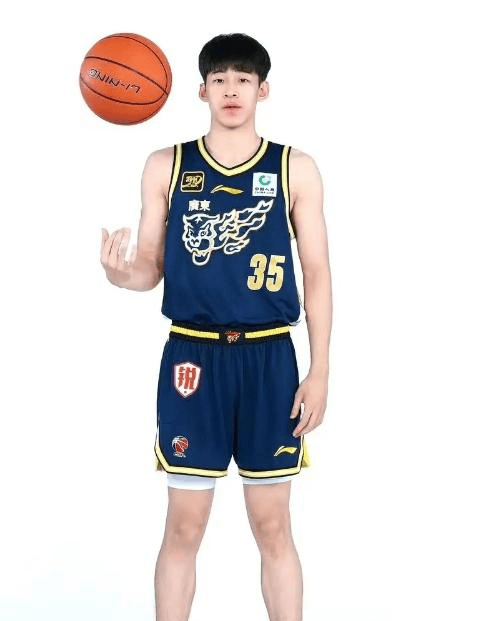 广州队新秀崭露头角,成为焦点,全场震撼的简单介绍 广州队新秀崭露头角,成为焦点,全场震撼的简单介绍